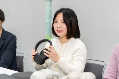 WH-1000XM6 헤드폰을 들고 있는 미오 나카니시 개발자의 이미지