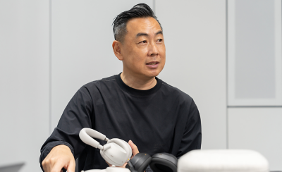 개발자인 테츠 스미가 플래티넘 실버 WH-1000XM6 헤드폰을 들고 있는 이미지