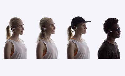 صورة تتضمن عدة أشخاص يرتدون سماعات الرأس Float Run مع شعر مربوط وشعر غير مربوط وقبعة ونظارات شمسية