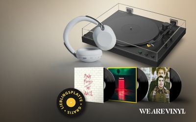 Ein Plattenspieler der Marke Sony mit beliebten Schallplatten