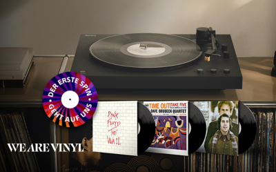 Ein Plattenspieler der Marke Sony mit beliebten Schallplatten