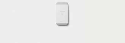 白色背景上的 Sony Xperia 1 V 外層包裝圖片