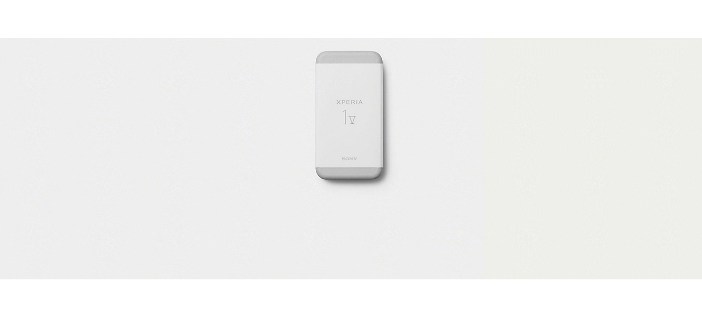 Billede af den ydre emballage til Sony Xperia 1 V på en hvid baggrund