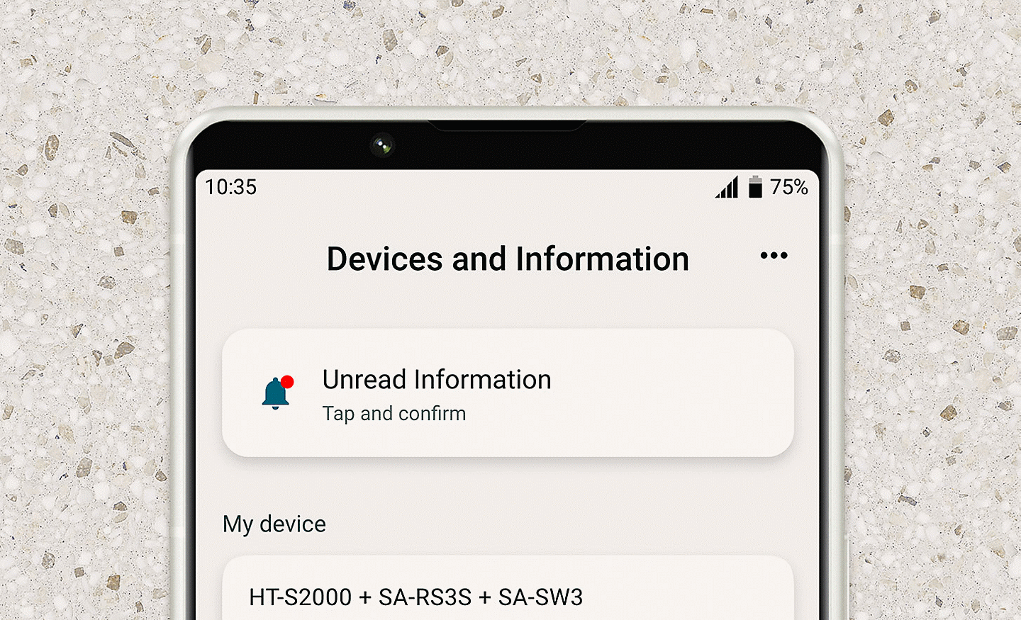 Nærbilde av oversiden av en mobiltelefon med en Enheter og informasjon-meny på skjermen