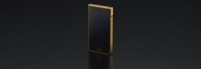 Sony Walkman dourado com ecrã preto sobre um fundo escuro.