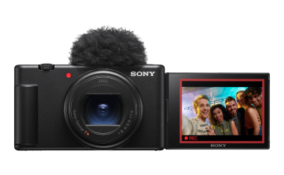 מבט קדמי על מצלמת Sony ZV-1 II לבלוג וידאו עם מסך מתהפך