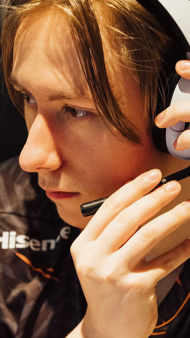 תמונה של כרוניקל, שחקן VALORANT מקצועי מ-Fnatic, בוחן אוזניות INZONE H5