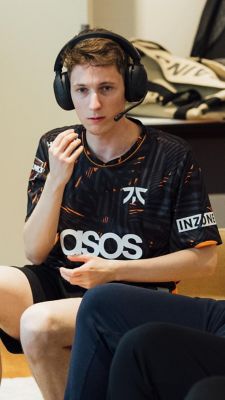 Image of Fnatic VALORANT pro player Boaster discussing with the Sony INZONE product planning team