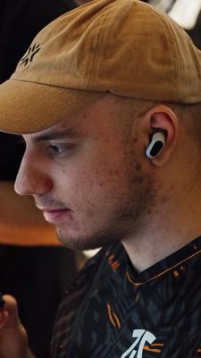 Image of Fnatic VALORANT pro player Derke collaborating with the Sony INZONE product planning team