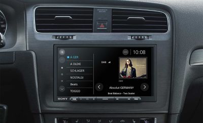 Afbeelding van de XAV-AX4050 in een dashboard met de interface van DAB-radio op het scherm
