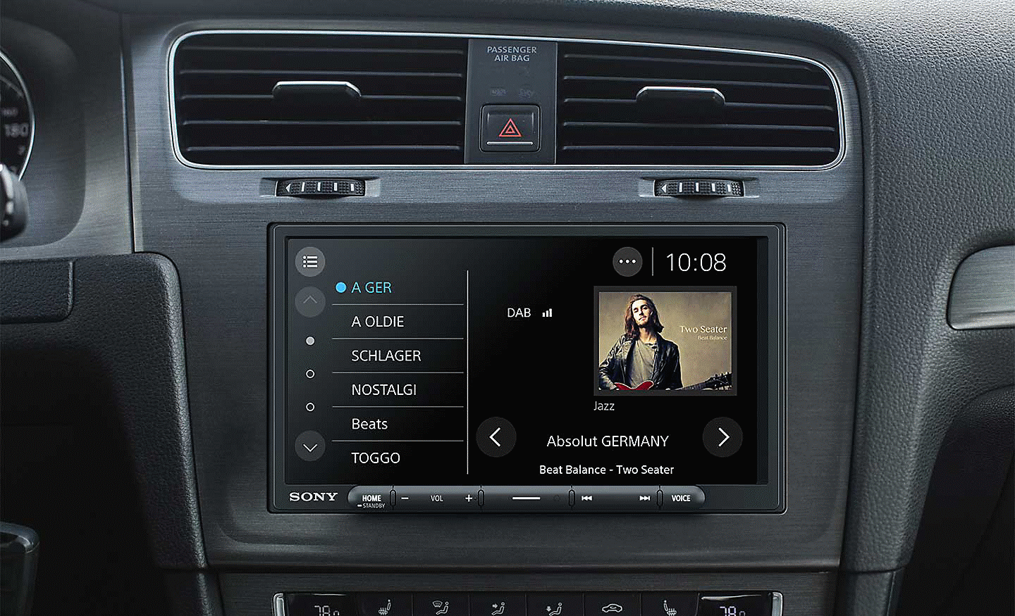 Afbeelding van de XAV-AX4050 in een dashboard met de interface van DAB-radio op het scherm