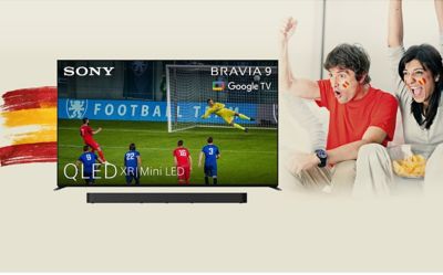 Aficionados al fútbol viendo un partido en un televisor Sony