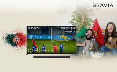 Adeptos de futebol a assistir a um jogo numa televisão Sony