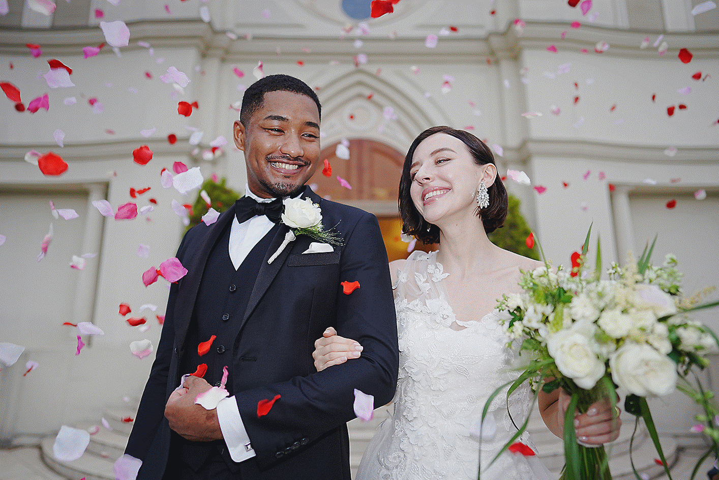 Foto pasangan pengantin diambil dengan flash, tersenyum pada wajah dan lengannya