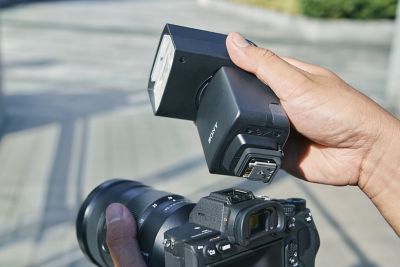 Imagen de la base de zapata de metal con marco lateral resistente bajo el flash