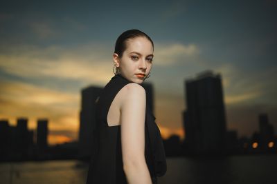 Imagen de una mujer posando con un edificio al fondo