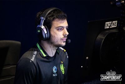 Team Falcon 專業選手 ImperialHal 在 INZONE M10S 上進行電競遊戲。