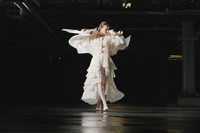 Imagen de una mujer posando captada con un balance de blancos adecuado