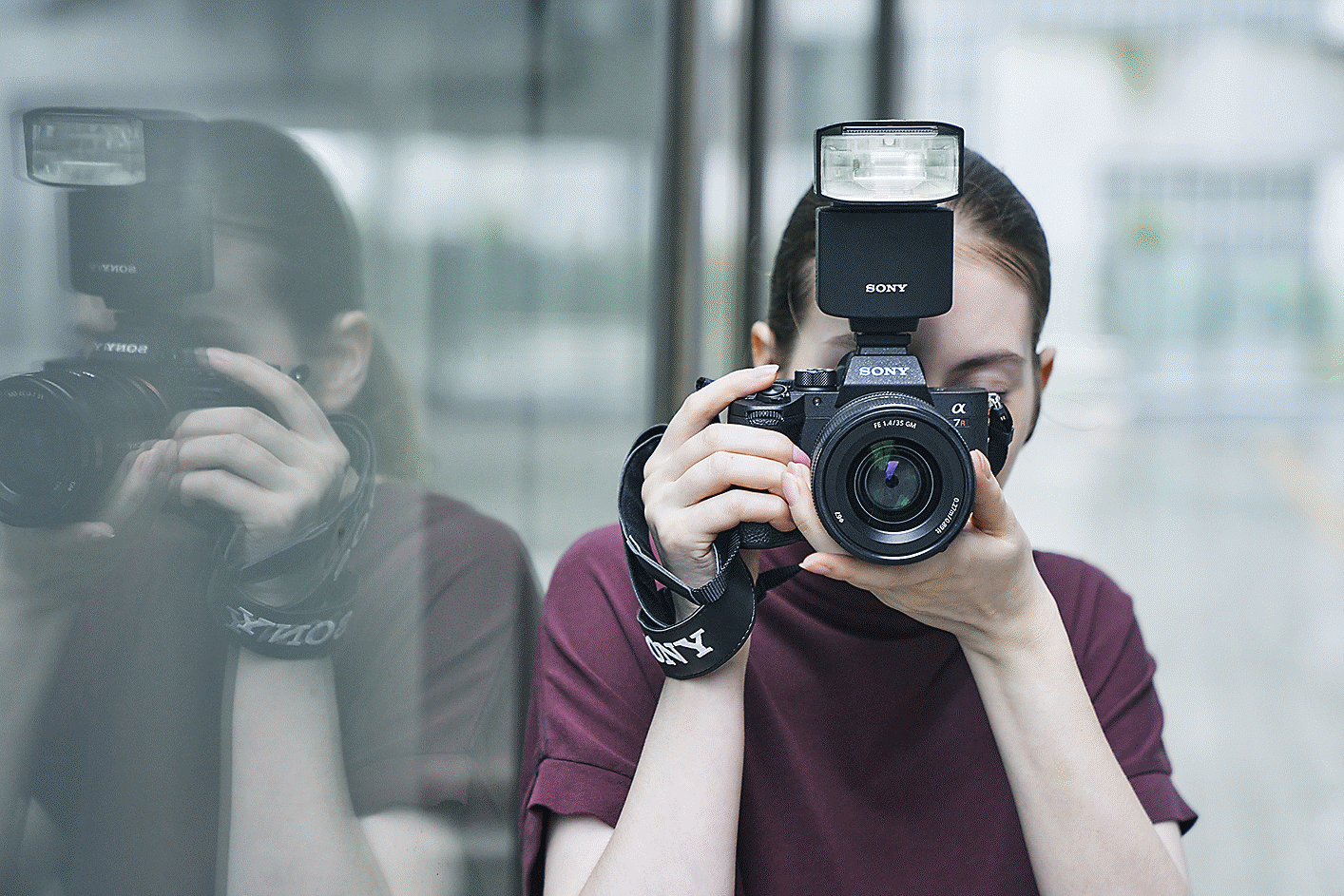 Imagen de una mujer sosteniendo una cámara frente a ella