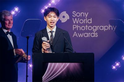 Un hombre que recibió un premio está dando un discurso en el escenario.