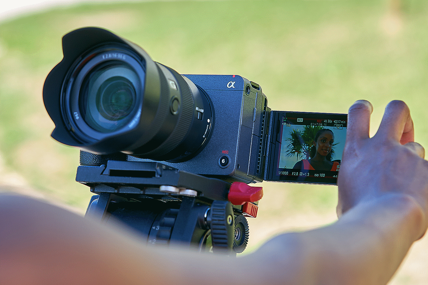 Operator kamera memegang monitor