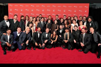 Foto grupal de los cineastas finalistas en la alfombra roja.