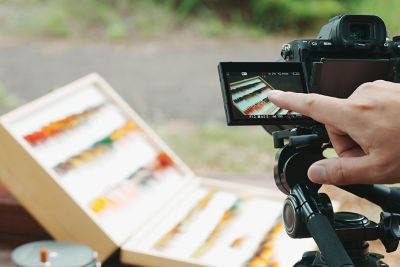 Un corte de situación en el que se muestra a una persona tocando un monitor LCD con el dedo.