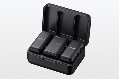 Imagen de producto del micrófono y receptor en el estuche de carga