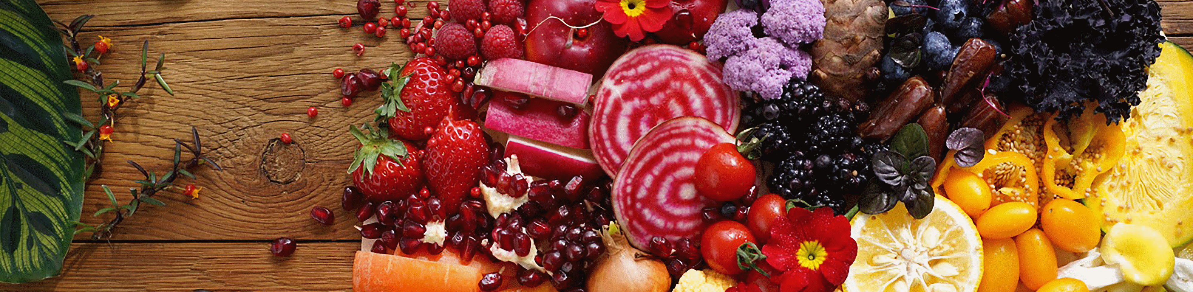 Fotografie barevného ovoce a zeleniny s vysokým rozlišením napříč záběrem pořízená tímto objektivem