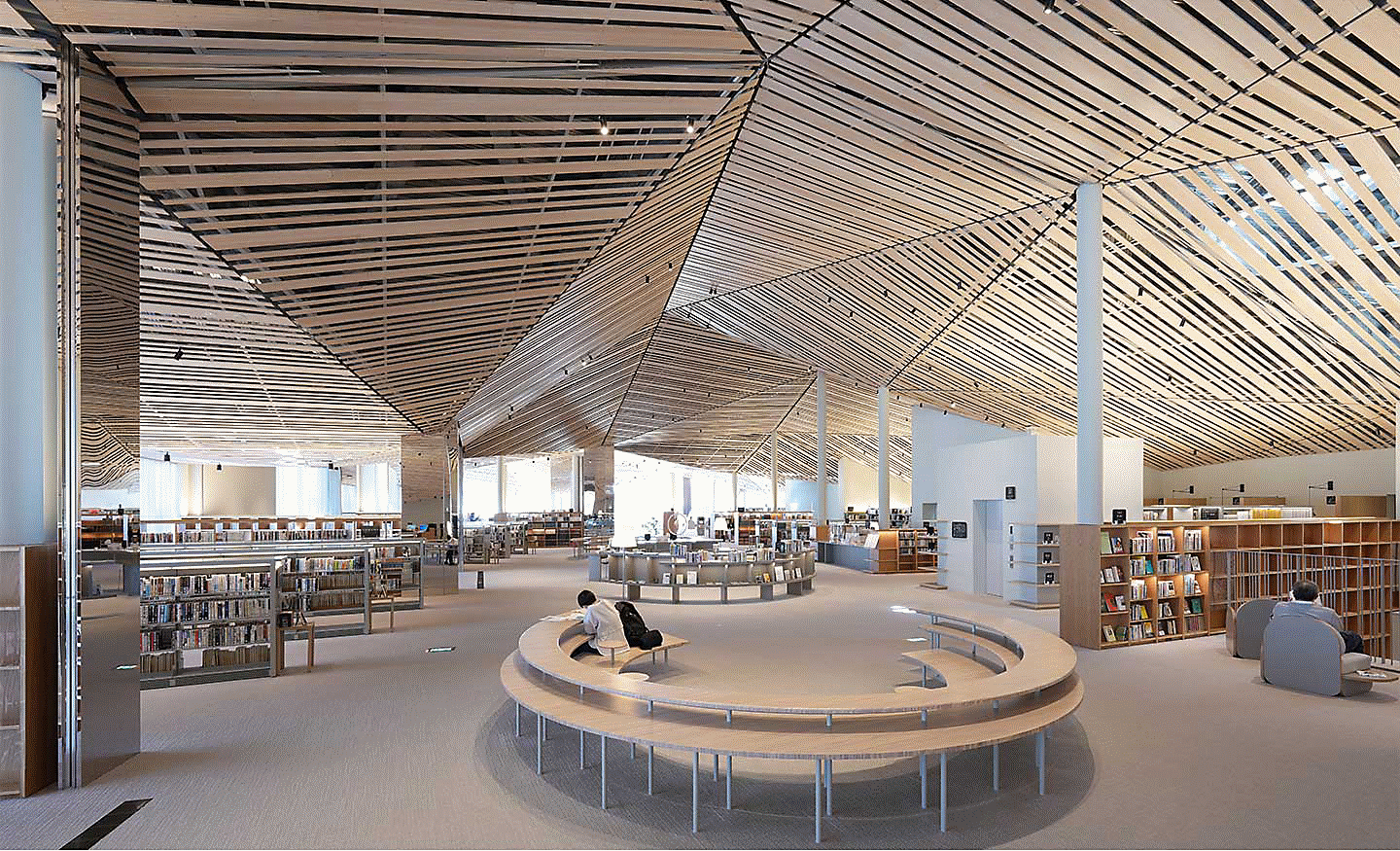 Kuva suuren kirjaston koristeellisista sisätiloista, joissa on käytetty useita suoria puulankkuja katossa; kuva on tarkka reunasta reunaan