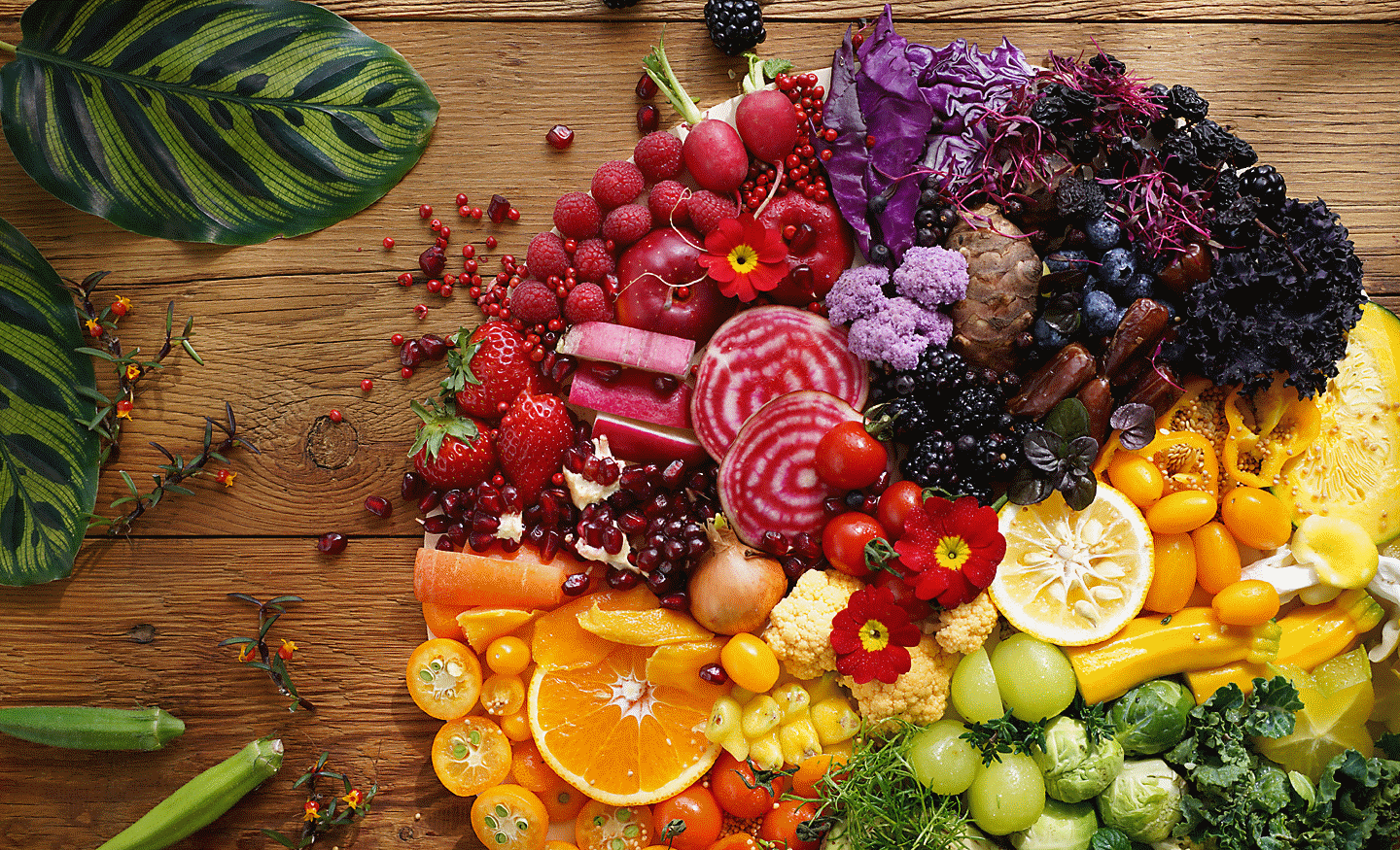 Billede af farverige grøntsager og frugt, der er taget med dette objektiv med høj opløsning på hele motivet