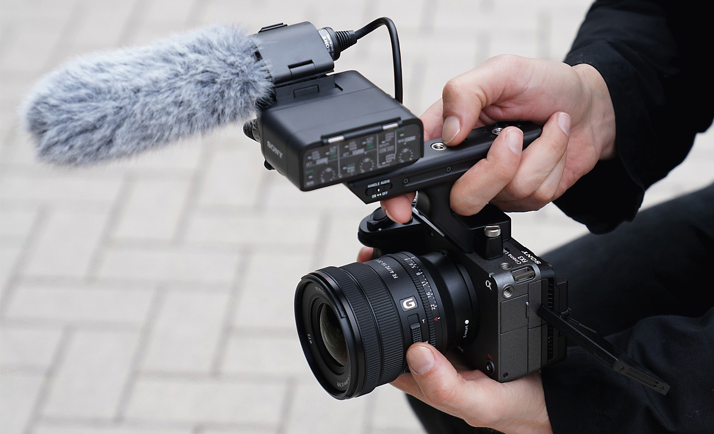 Situačná snímka zachytená kamerou FX3 s pripevneným objektívom SELP1635G a mikrofónom ECM-XM1