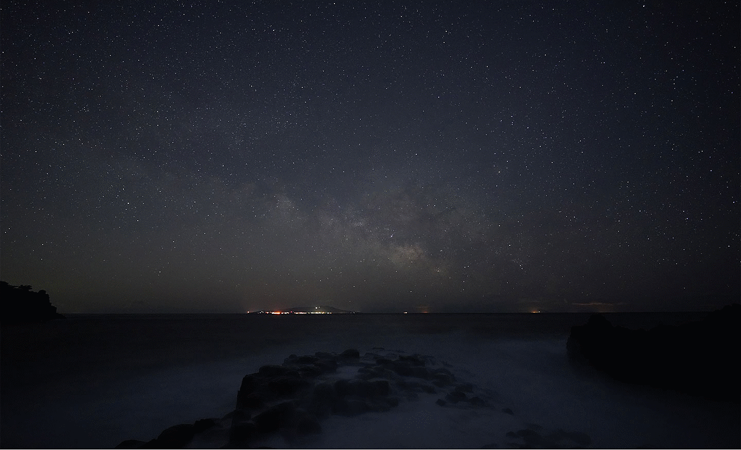 Kuva tähtitaivaasta, meren takana näkyy Linnunrata