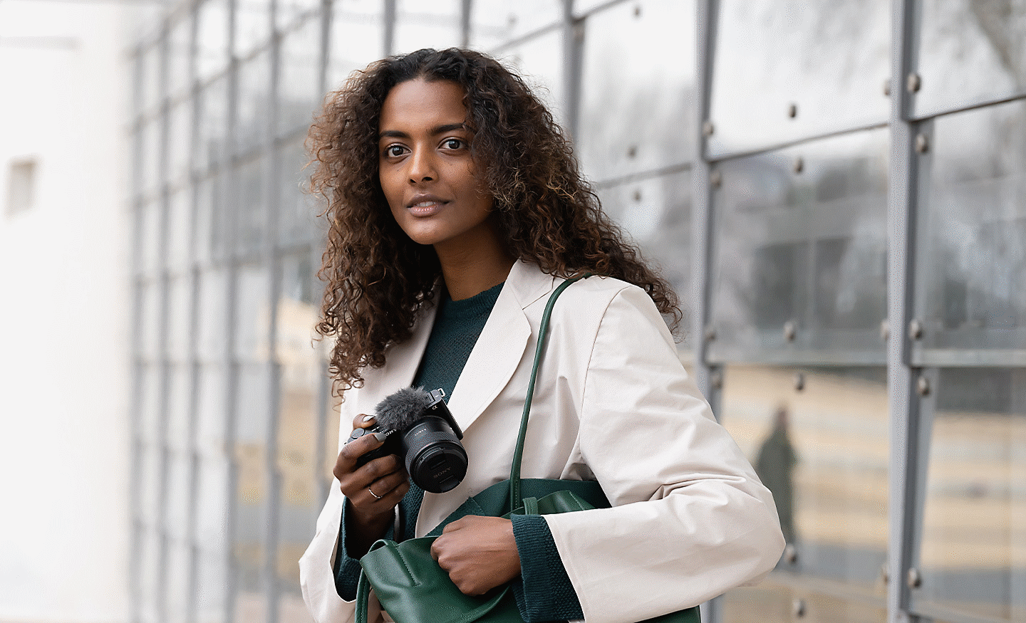 Ein Model nimmt eine Kamera aus einer Tasche