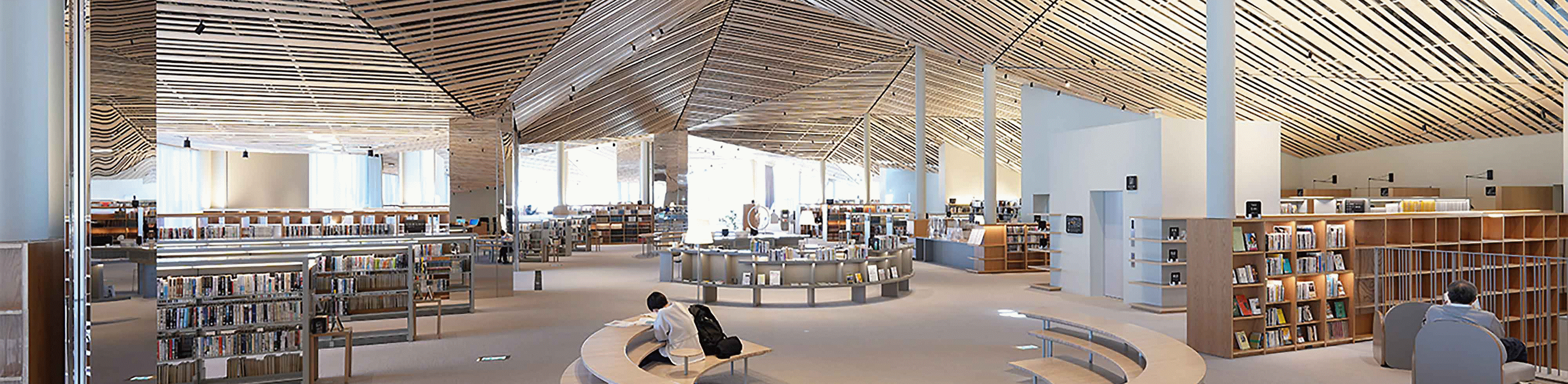 大型圖書館的內部空間影像，圖書館的天花板有許多筆直的木板，設計繁複，且整幅影像皆具備清晰解析度