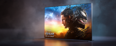 Три телевизори Bravia од Sony прикажани на црвен килим во гламурозен амбиент.