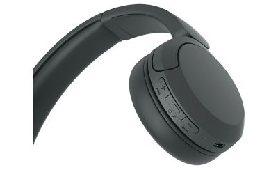 Imagine prim-plan cu butoanele de pe o pereche de casti Sony WH-CH520 negre