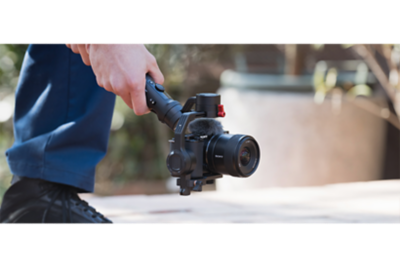 Persona que graba un video con un estabilizador