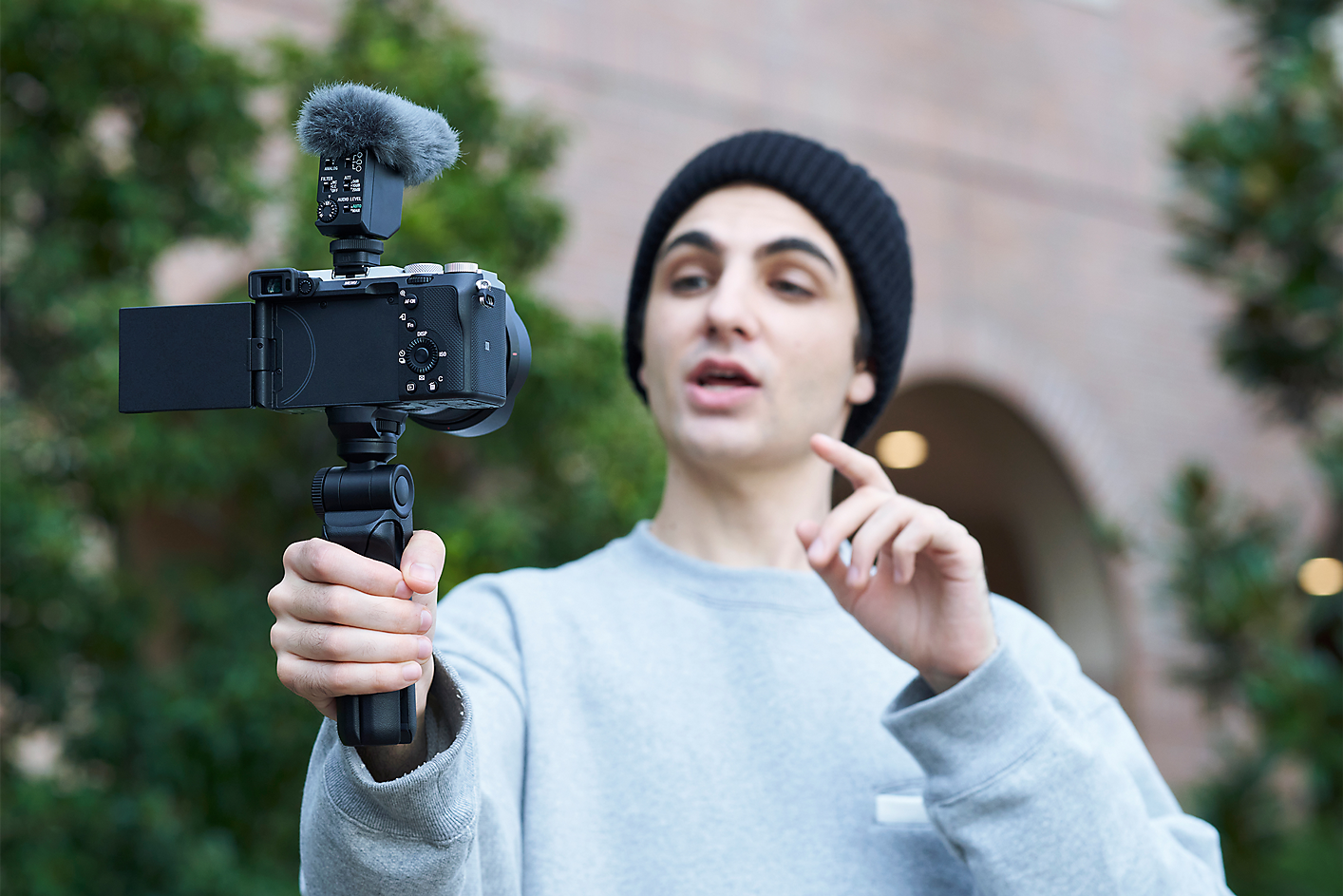 Snímek osoby pořizující selfie v supersměrovém režimu pomocí mikrofonu ECM-B10 připojeného k fotoaparátu.