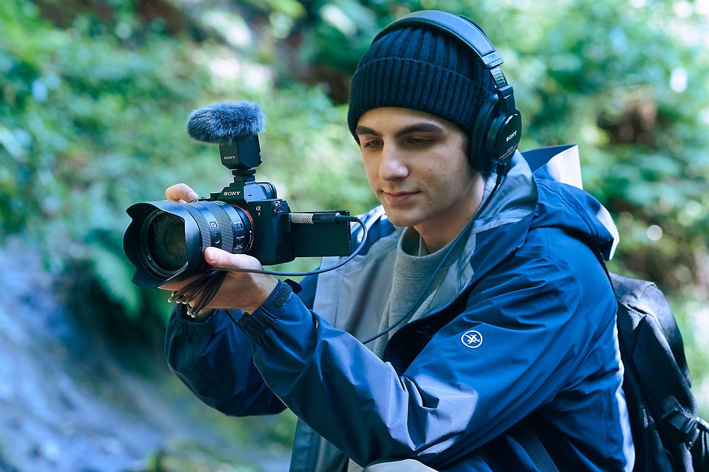 Kamerman snima u prirodnom okruženju i proverava zvuk preko slušalica. Fotoaparat je opremljen mikrofonom ECM-B10 podešenim na višesmerni režim.