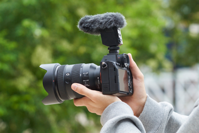 Imagen del ECM-B10 conectado a una cámara mediante una Multi Interface Shoe sin usar un cable.