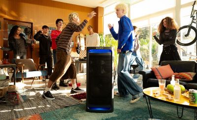 Loa ULT TOWER ở chính giữa một nhóm người đang vui chơi