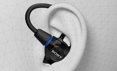 Audífonos Sony negros dentro de un modelo en 3D de un oído, que demuestra su ajuste ergonómico