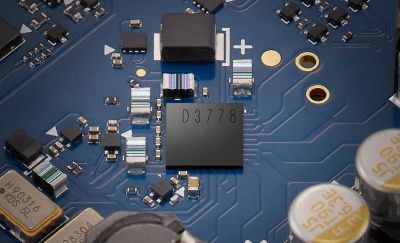Makrofotografi av den digitala S-Master™ HX-förstärkaren på kretskortet i NW-WM1AM3