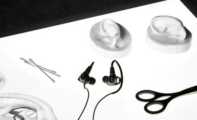 Audífonos Sony con moldes para la oreja, bocetos de diseño y herramientas de fabricación