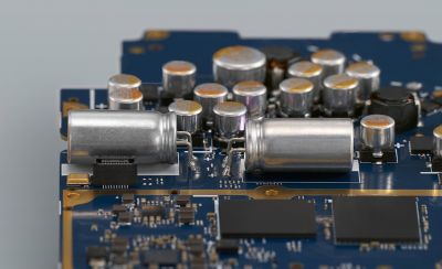 Detaljerad bild av filterkomponenter med stora dubbla polymerkondensatorer med fast elektrolyt