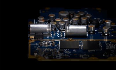 Stora dubbla polymerkondensatorer med fast elektrolyt på PCB