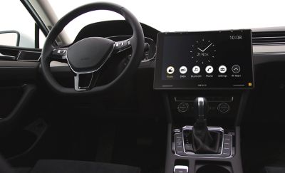 Afbeelding van de XAV-9550ES in een autodashboard met een klok en meerdere knoppen op het scherm