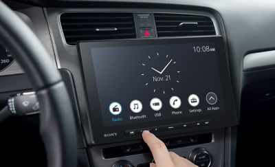 Imagen del XAV-AX8500 colocado con la visualización del reloj en pantalla y el menú de funcionamiento sencillo