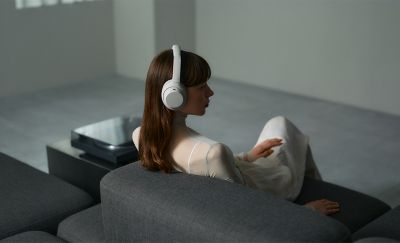 Căști Sony WH-1000XM4C pentru divertisment audio calm la domiciliu